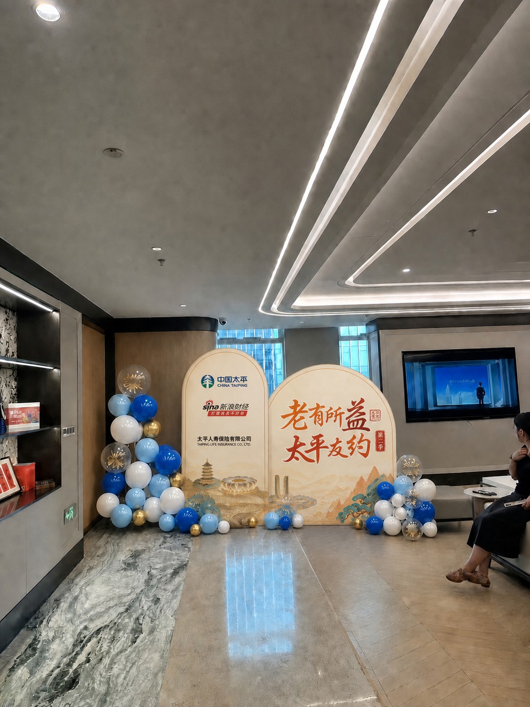 将两块背景板的画面内容全部换成国潮暖色调新图的内容：暖米色底色… - 图片创意预览