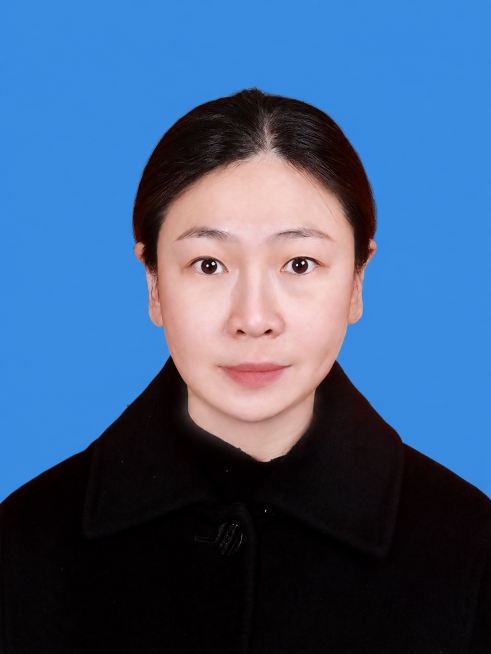 保留人物不变，将原来的红色背景更换为标准证件照蓝色，色值：RGB R:67 G:142 B:219，调整尺寸为2000×2667，保持人物清晰自然，最终输出为jpg格式，文件大小控制在2M到3M之间预览效果
