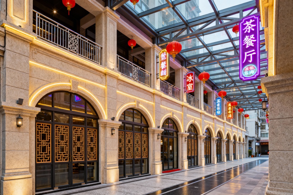 用现代材料打造台湾传统骑楼风格餐饮街区街景图，要新不要破旧的，要有香港香港传统元素，一二层楼的建筑预览效果