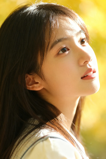 生成一张清纯美少女的肖像，少女气质干净清新，穿着浅色系日常服装，背景自然柔和，光线温暖，整体风格清新治愈预览效果