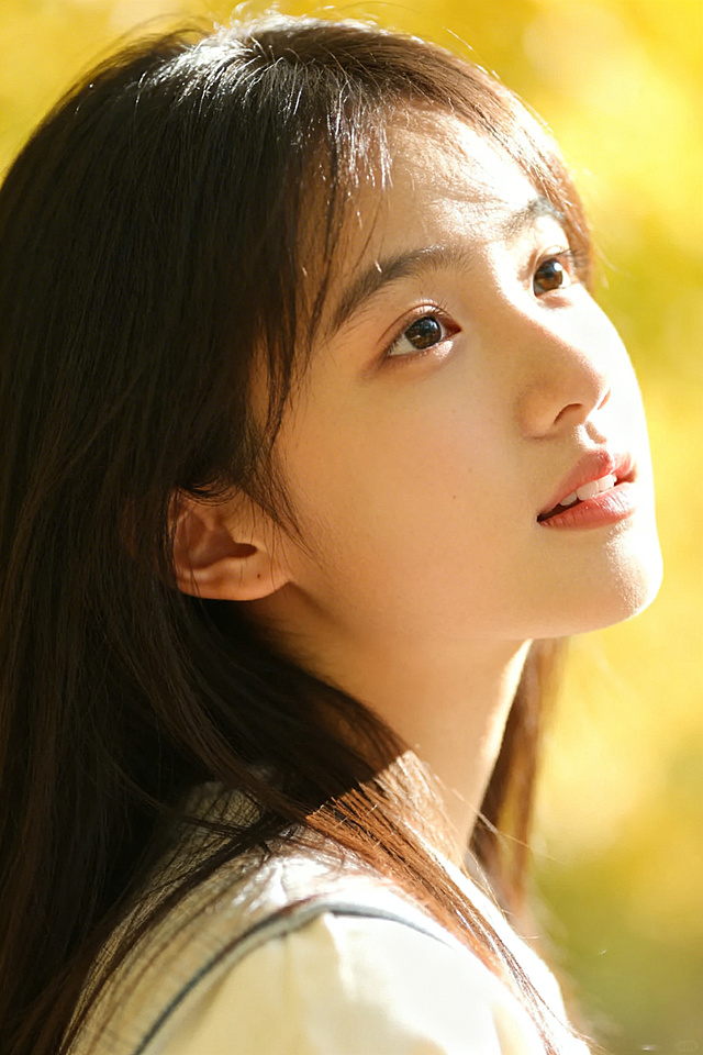 生成一张清纯美少女的肖像，少女气质干净清新，穿着浅色系日常服装，背景自然柔和，光线温暖，整体风格清新治愈