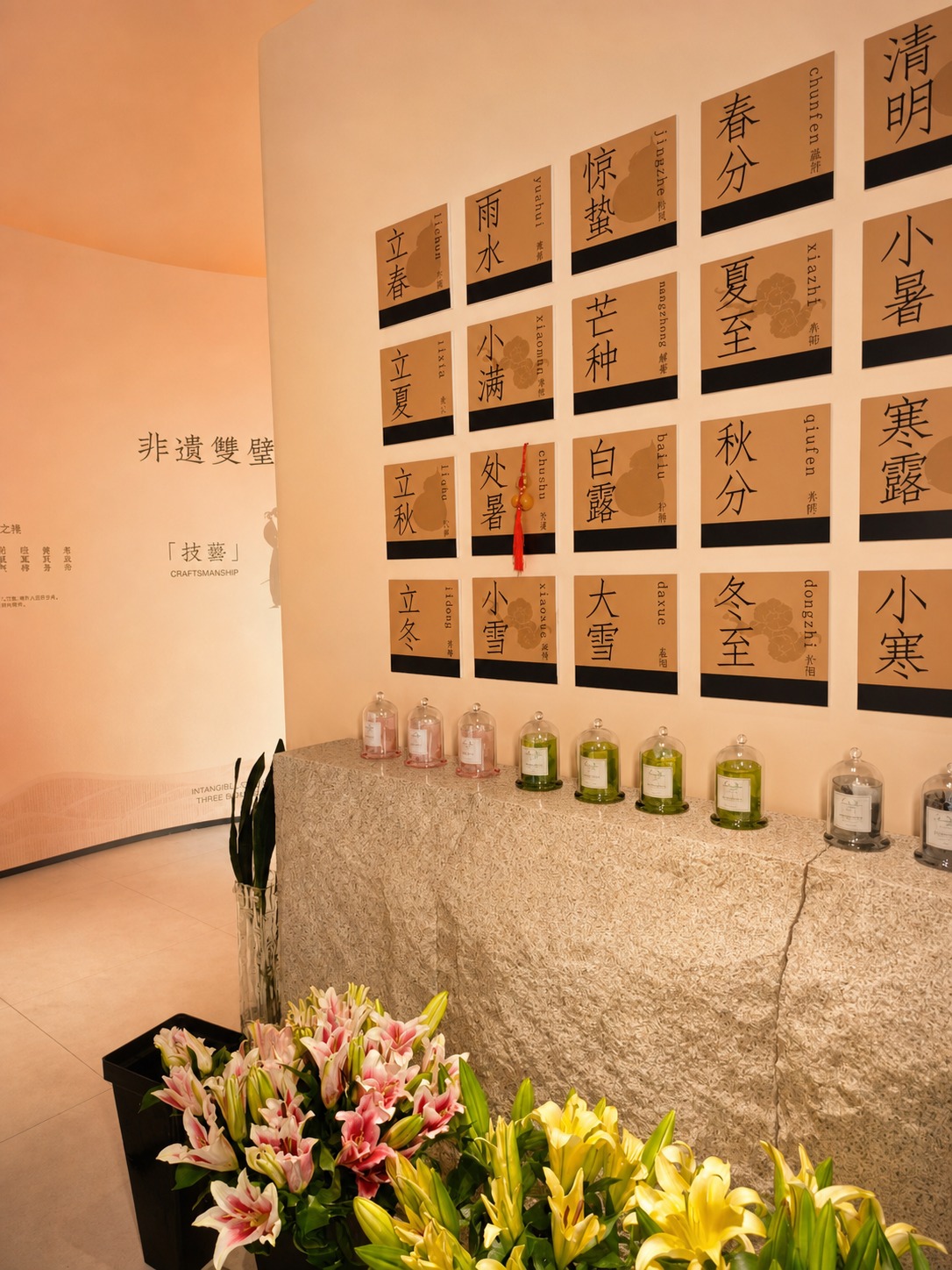 将这张图片的整体色彩风格替换为参考图的暖橙渐变疗愈色调，墙面呈… - 图片创意预览