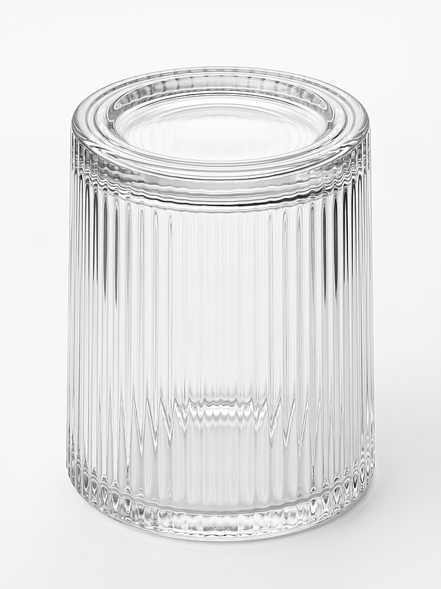 产品精修，将产品置于纯净的纯白背景上，正视图，平视视角，3D渲染效果，精准还原玻璃产品的通透材质，清除所有指纹、灰尘与瑕疵，让产品看起来崭新，瓶身光影立体感强，提升整体质感和高级感，瓶身结构清晰锐利，光线柔和均匀，突出产品精致感，符合电商主图标准