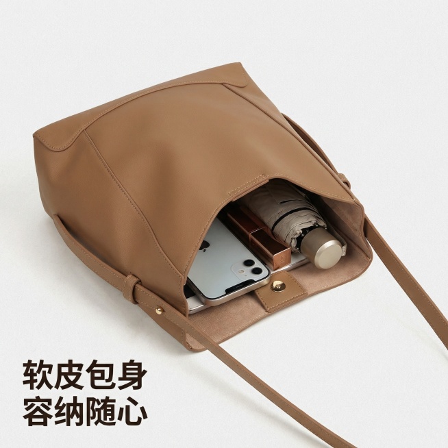 [主图 3] 展示软皮包身大容量卖点，麦棕色真皮单肩水桶包
[氛围风格] 简约实用风，柔和自然光
[画面元素] 商业摄影质感、光线柔和通透、产品清晰真实、画面干净高级。包包打开放置，展示内部空间，放入预览效果
