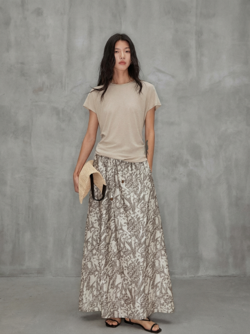 保留人物和服装，将背景替换成第一张图的高级简约水泥灰艺术背景，去除图片中的所有文字水印，保持人物和服装不变，光影风格和背景质感与参考背景一致预览效果