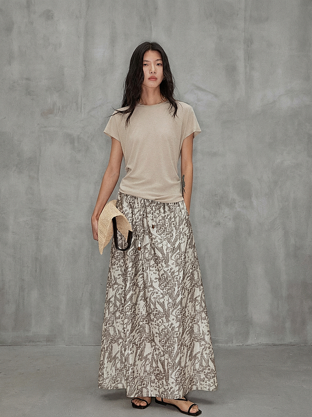 保留人物和服装，将背景替换成第一张图的高级简约水泥灰艺术背景，去除图片中的所有文字水印，保持人物和服装不变，光影风格和背景质感与参考背景一致