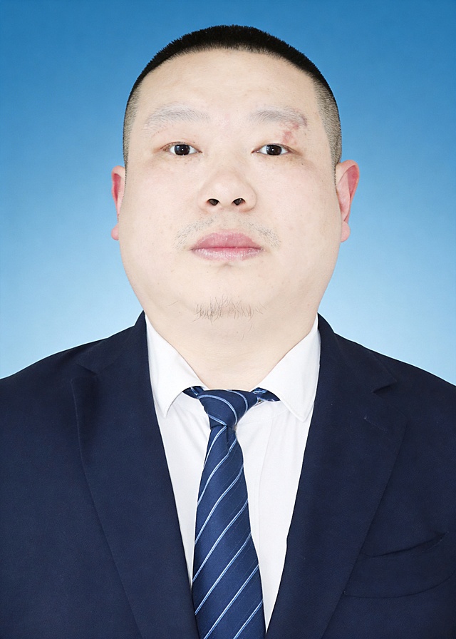 保留第一张图中人物发型､脸型､年龄特征生成标准样式证件照;参考第二张图的人物占位和比例;标准焦段50mm,纯正面胸像,提亮肤色,消除暗沉,轻度美颜,清透裸妆,隐形毛孔,均匀肤色,唇色自然提亮;头部发型完整,肤色白皙细腻,纯正面,头顶至上边缘有5%的距离,入境范围头部至胸部以上区域;人物居中,头顶距上边缘约10%,下巴距下边缘约30%,肩部平展,人物占比约画面的70%;柔和正面顺光均匀柔光,面部明亮无硬影,背景均匀提亮,画质清晰,零噪点降噪;表情自然,嘴角微微上扬,面部清晰(脸部无遮挡);去除人物之外的所有元素,外穿高级深色西装,内搭白色翻领长袖衬衫,搭配深蓝色领带;简约哑光蓝色纯色背景(呈现均匀柔和质感),肤质呈现匀净哑光质感(自然白皙);轻透裸妆+重点提亮;唇色微微润泽(半哑光);背景光线均匀,明暗过渡柔和,强化色彩对比的高级感｡极简干净,严格按照第一张图内容生成｡