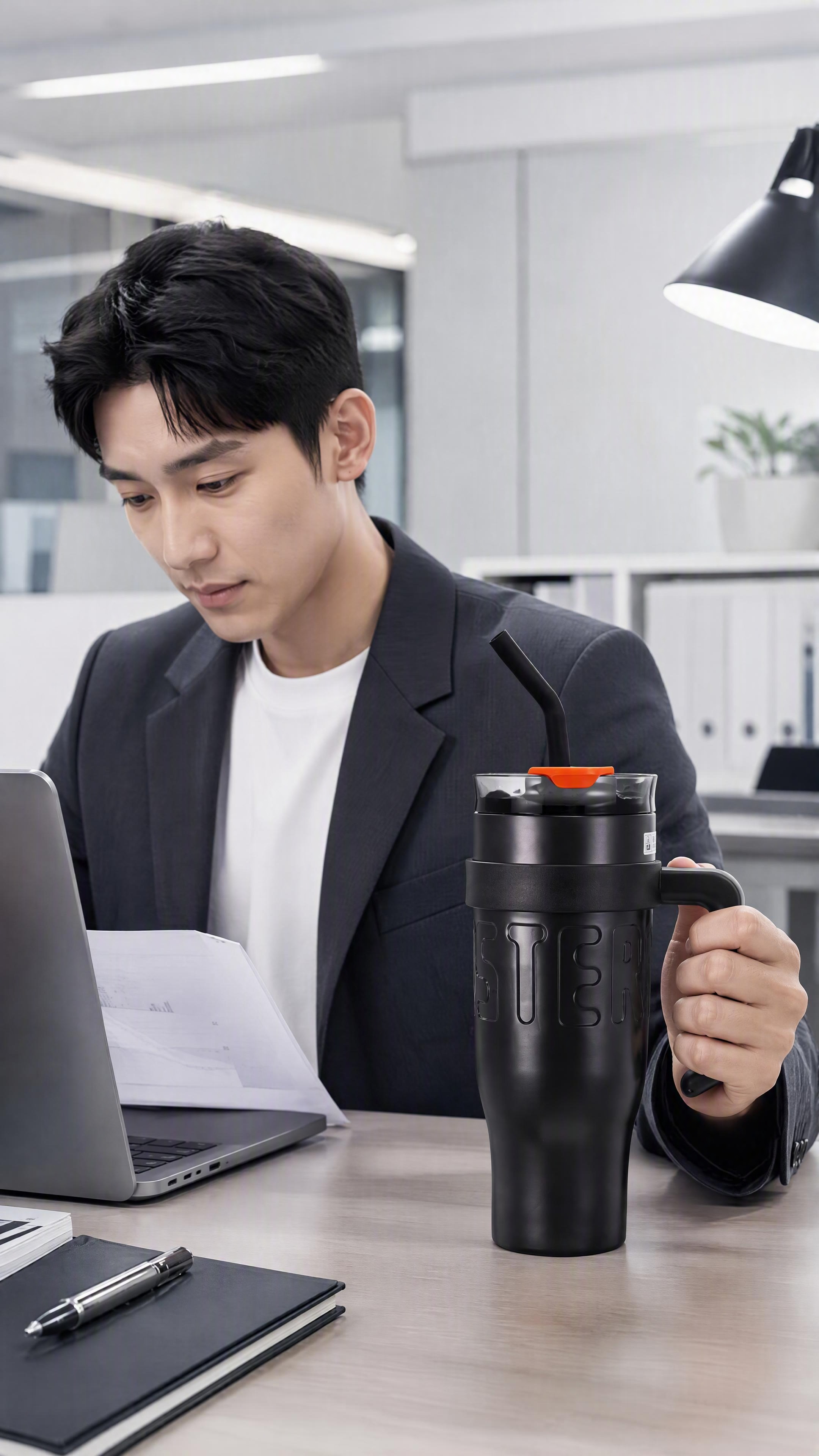 [第6张] 人物使用页-办公/车载场景便携随行。本张使用【图1… - 图片创意预览