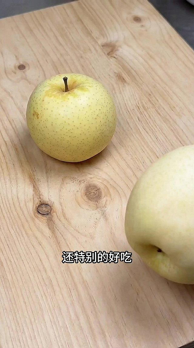将图片中的案板替换为浅色纯木浆色，保留自然木质纹理质感，其他元素保持不变