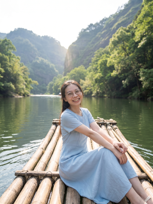 生成女生欢乐乘坐武夷山竹筏的写真照片，保留参考图中女生的五官脸型特征，更换为简约气质浅蓝连衣裙，更换背景为武夷山九曲溪，女生坐在古朴竹筏上，周围青山绿水，阳光明媚，氛围轻松欢乐，清新自然风格，明亮自然预览效果