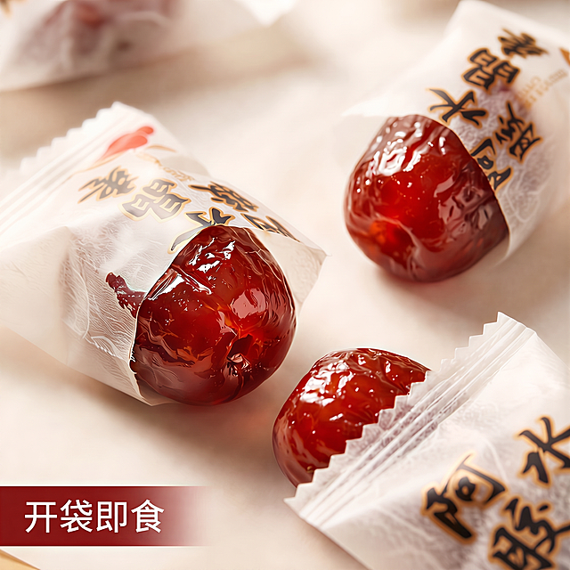 国潮风包装，重拟物设计，中式元素与实景质感结合，柔光呈现喜庆与质朴，印刷细节精致，传递舒适开袋即食体验。