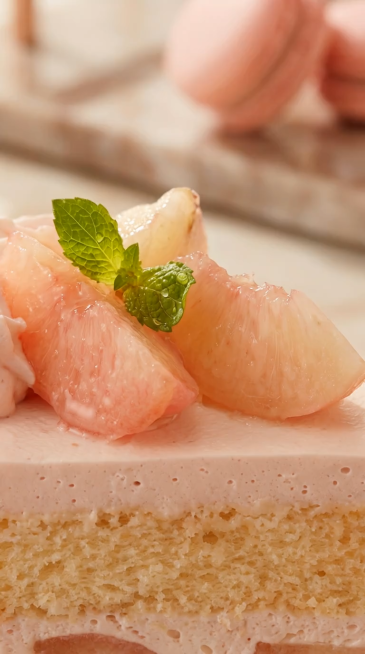 5-second smooth slow-motion, food photography, close-up of a light pink peach mousse cake slice, top预览效果