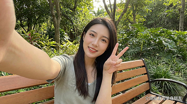 帮我生成20个美女，亚洲，网感，自拍的视角，网红感，真实感，长相不同，右下角均标注小的文字“介绍给身边单身朋友”文字，比例16:9，不同场景，不同长相