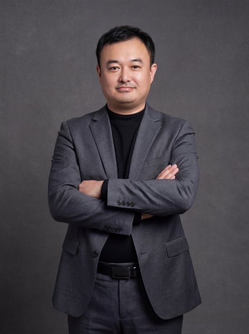 参考图中保留人物脸型、发型、年龄等特征生成职场形象照,标准焦段50mm,f/4光圈(f/2.8-f/4区间),平视视角(镜头与人物视线齐平);人物占画面70%,人物居中(居中构图),位于画面中心,为视预览效果