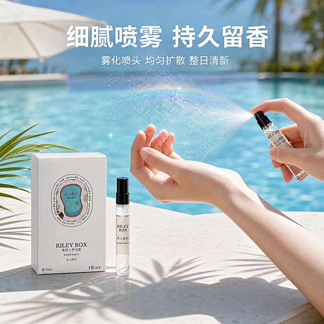 [主图-3] 质地与使用感 香氛喷雾效果展示
[统一基调] 水上派对夏日泳池风，清新蓝绿主色调，白色辅助色，珊瑚橙点缀色，干净非衬线字体，高级商业摄影质感，明亮通透光影
[画面] 画面中央展示一支打开的小样香水瓶正在喷洒，细密的水雾在空气中形成弧形，水雾中有闪烁的光点和彩虹效果。旁边立着另一支未开封的小样和正装香氛盒。背景是泳池边的场景：蓝色的水面、白色的遮阳伞一角、棕榈叶阴影，地面是浅色瓷砖。画面右侧有一只女性的手（只露出手腕和手指部分，皮肤白皙）正在喷洒香水在手腕内侧，展示使用方式。上方大标题：细腻喷雾 持久留香，下方小字：雾化喷头 均匀扩散 整日清新
[光影质感] 自然光，侧逆光突出水雾的通透感和颗粒感，水面有反光，整体明亮夏日感，喷雾效果真实自然
[配色] 主色泳池蓝+白色瓷砖，点缀绿色棕榈叶和珊瑚橙，清新夏日配色
[文字版式] 上方居中主标题，下方辅助文字，文字放在画面上部负空间，不遮挡喷雾和产品
[输出要求] 1:1正方形，2048×2048，2K高清，文字清晰可读，产品清晰不变形，无错字，无水印，无平台Logo，手部自然不畸形，画面干净高级