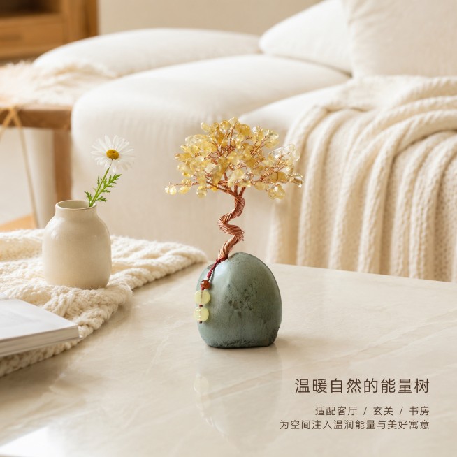 [主图-3] 天然黄水晶摆件奶油风客厅陈列搭配
保持产品外观 物理结构 材质质感 颜色与输入产品图绝对一致 杜绝任何变形和色差 精细化处理。将黄水晶摆件放置在奶油风客厅的长方形岩板茶几上，茶几搭配奶白预览效果