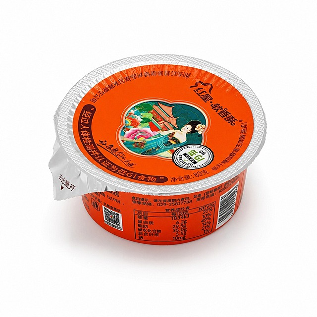 产品精修，产品置于纯白背景上，专业商业棚拍光，5500K标准中性白光，轮廓光，体积光，曝光正确，强烈真实立体感，标准透视校正，正常透视焦段，保持正视图机位，接地处保留干净浅淡的自然接触阴影，严禁大片投影、脏灰阴影和悬浮感，主体居中，商品完整入画不裁切，商品外轮廓视觉体量约画面60%-80%，四边均匀留白约10%-20%，严禁满幅铺满与贴边顶满，极致超清画质，细节清晰锐利，商业级实拍质感，保留原图真实材质与结构细节，明显提升商品表面洁净度，清理灰尘、污渍、指纹、油污、胶痕和霉点，让表面从脏旧发闷变为干净可售卖状态，修复边缘毛糙、锯齿、断边，边缘自然清晰过渡，提升商品洁净度和商业新品感，清除旧痕、灰暗、脏斑和不均匀色块，保留原图颜色分区、材质色相、结构和功能细节，禁止整体提亮改色，锁定原图商品颜色，颜色以输入图为唯一参考，分段部件颜色边界按原图锁定，还原真实物理色彩，消除灰暗感和偏色，锁定原图商品轮廓、件数、部件位置、连接关系、标签文字和可见功能细节，只做精修不重绘结构，锁定原图包装形态、开合关系、功能区、材质分区、文字标识和可见配件；禁止新增原图不存在的配件、改变开合结构，杯盖顶面铝箔封口区：光面金属质感按原图锁定，高光边线清晰，反射干净但不过度镜面化，杯身塑料包装区：哑光/半哑光塑料质感，柔和漫反射，低高光，正视图，比例1:1