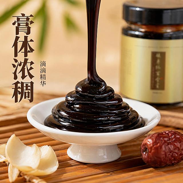 [主图-4] 酸枣仁百合膏膏体质感特写图，突出浓稠拉丝细节。氛围风格：诱人食欲，自然质感。画质：微距商业摄影，细节清晰，光泽感强。元素：白色小瓷盘盛放堆叠起来的酸枣仁百合膏膏体，膏体正从上方缓缓流下堆叠出自然层次，旁边点缀一片百合干和一颗红枣，原产品玻璃罐放在画面后方虚化做背景，突出膏体质感。保持原产品罐子外观和颜色与输入图一致。光影：自然侧光，突出膏体表面油亮光泽，拉丝纹理清晰可见，光泽通透。配色：白色瓷盘搭配深褐膏体，自然原木底调，点缀红枣红色，对比干净。视角构图：中心特写构图，膏体占据主要视觉，主体突出。文字版式：左下角竖排大字"膏体浓稠"，深棕色粗体；右侧小字"滴滴精华"，字号缩小，风格统一。输出要求：1:1比例，文字清晰可辨，超高清商业摄影质感，不包含品牌名，不添加功效暗示。负向提示词：变形，文字错乱，背景杂乱，水印，电商平台Logo，品牌名，功效暗示。