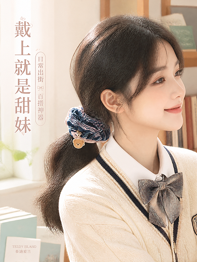 [第6张] 佩戴效果展示页 - 少女模特佩戴发圈日常场景。本张使用【图9】藏青粉条纹款作为佩戴商品参考。
[氛围/风格] 韩系少女感，日常校园场景，自然生活感，清新甜美。
[元素布局] 右侧亚洲少女模特半身像，扎着低马尾佩戴藏青粉条纹大肠发圈，发圈清晰可见；模特穿着学院风针织衫，背景为浅色系教室/图书馆场景，有书架、绿植、阳光；发圈款式、条纹图案、小熊挂饰与输入图一致。
[光影质感] 自然窗边柔光，暖色调，发丝有光泽，皮肤通透，整体温暖治愈。
[配色色系] 全局底色 #FFF5EE 暖肤色调；主色藏青粉条纹；辅助色米白、浅棕、金色。
[视角构图] 侧面45度，模特在右侧，左侧留白放文字，阅读动线从左到右。
[文字版式] 左侧文字区竖排排版。主标题「戴上就是甜妹」，副标题「日常出街 百搭神器」；底部小字「TEDDY ISLAND 泰迪爱兰」；字体柔美有设计感，不遮挡人物和发圈。
[比例分辨率] 3:4竖版比例，4K分辨率，文字清晰可辨，高清画质。
[负向提示词] 发圈款式错误，条纹错乱，模特面部变形，颜色偏差，水印，文字模糊。