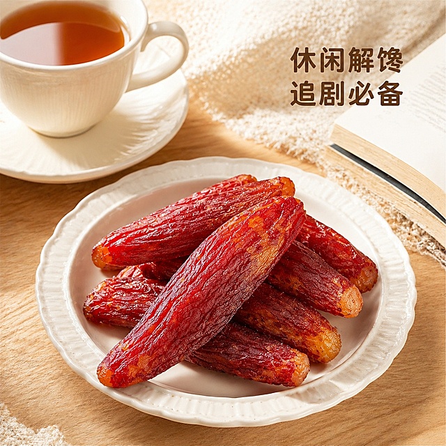 [主图-9] 下午茶食用场景主图，增强代入感
[氛围风格] 休闲享受，解馋小食氛围
[画质] 商业美食摄影质感，光线柔和通透，产品清晰真实，画面干净高级
[元素] 温馨下午茶桌面场景，白瓷盘里放着几块切好的地瓜干，旁边搭配一杯热红茶，干净整洁，传递休闲解馋的食用场景。保持地瓜干产品外观、颜色、纹理与输入产品图绝对一致，杜绝任何变形和色差，精细化处理。商品主体地瓜干占比约60%，场景氛围自然。
[光影] 柔和窗边自然光，暖调光线，氛围温馨舒适。
[配色] 白瓷浅杯搭配木色桌面，暖调温馨，突出产品红润色泽。
[视角构图] 45度俯视，场景自然有生活感。
[文字版式] 右上角小字写「休闲解馋 追剧必备」，深棕色字体，不遮挡产品主体。
[输出要求] 1:1 比例，文字清晰可辨，超高清商业美食摄影质感
[负向提示词] 变形，文字错乱，产品模糊，背景杂乱，水印，电商平台Logo，生成新包装，配料表，营养成分表