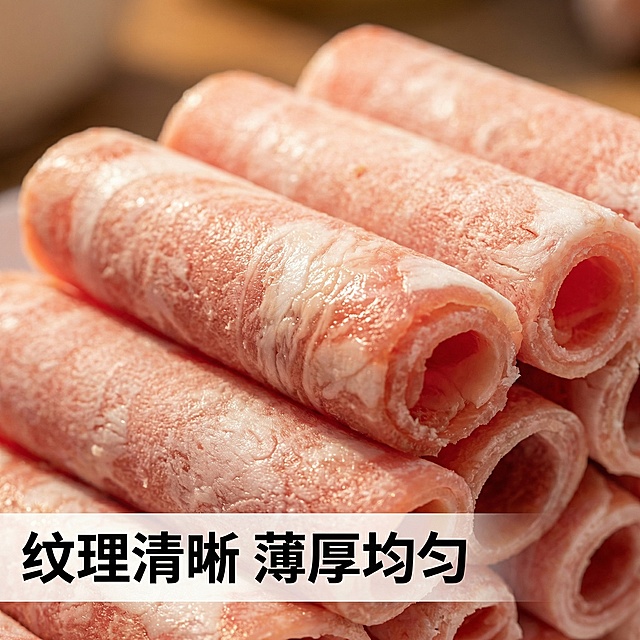 [主图 3] 细节纹理特写展示
[氛围/风格] 微距特写风格，突出肉质纹理质感，新鲜诱人。
[画面元素] 保持原图羊肉卷的外观，放大聚焦羊肉卷的脂肪与瘦肉纹理，自然暖阳逆光打在羊肉卷上，突出油脂的通透光泽，背景做模糊处理突出主体。
[配色色系] 主色调：羊肉自然粉红色和白色脂肪纹理，背景浅暖色虚化。
[视角构图] 微距俯视特写，主体铺满画面，保留完整卷形。
[文字版式] 左下角标注 "纹理清晰 薄厚均匀"，加粗黑色字体，背景半透明白条保证可读性，不遮挡主体纹理。
[比例分辨率] 1:1 比例，2k 分辨率。保持羊肉卷产品纹理与原图完全一致，只调整构图光线和添加文字。