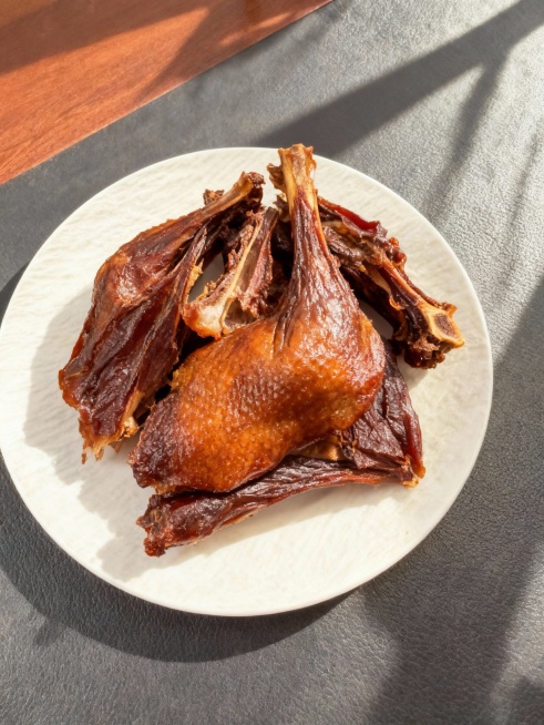 主体为风干鸭肉，保证与场景的融图效果，呈现真实的阴影。预览效果