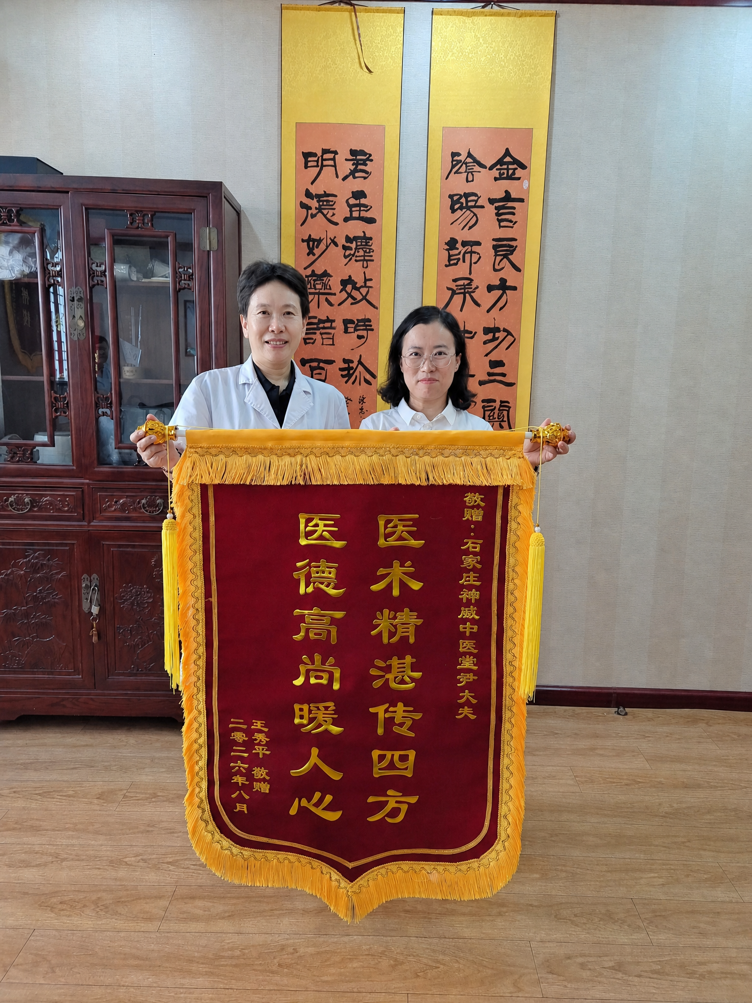 对图中两位人物进行自然美颜，保持真实感，包括磨皮、提亮肤色、淡… - 图片创意预览