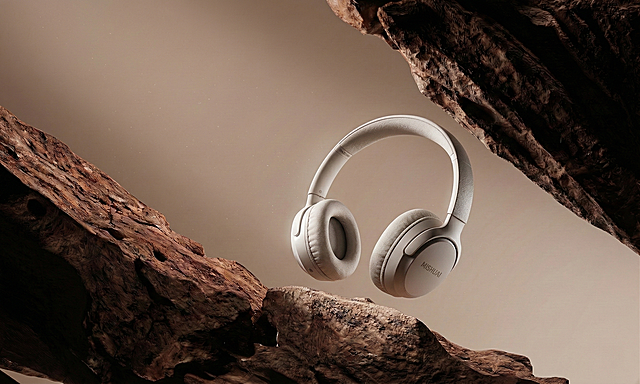 增强画面光影效果，使白色耳机产品更突出，强化立体感与质感，保留原有岩石背景与构图