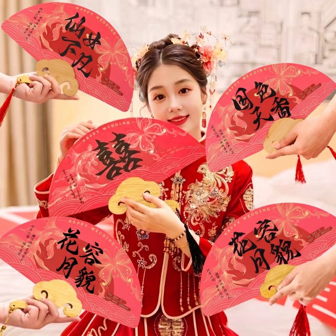 将原图中新娘周围四把扇子分别替换为图2、图3、图4、图5的新扇子，保持新娘人物、姿势和整体场景不变，自然合成预览效果