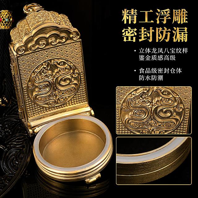 [主图-3] 复古鎏金随身药盒密封结构与浮雕细节展示。
[氛围风格] 细节特写，高级质感突出做工。
[画质] 商业摄影微距特写，纹理清晰，细节锐利。
[元素] 打开药盒仓体特写，展示内部密封胶圈结构，同时框选浮雕龙凤纹样区域进行放大展示，对比呈现细节。保持药盒外观、材质、颜色与输入产品图绝对一致，杜绝任何变形和色差，精细化处理。商品主体占比75%左右，画面满屏。
[光影] 侧逆光打光，突出浮雕纹理的凹凸感和鎏金材质的金属光泽，密封胶圈轮廓清晰，光影层次丰富，细节锐利。
[配色] 深色背景衬托金色产品，突出主体，对比强烈。
[视角构图] 微距特写，产品主体填充画面，放大关键工艺细节。
[文字版式] 右上角标题写“精工浮雕 密封防漏”，烫金色大字。下方分两点文字说明，“立体龙凤八宝纹样 鎏金质感高级”“食品级密封仓体 防水防潮”，白色小字清晰排版。
[输出要求] 1:1比例，文字清晰可辨，超高清商业摄影质感。
[负向提示词] 变形，文字错乱，产品图模糊，背景杂乱，水印，电商平台Logo。