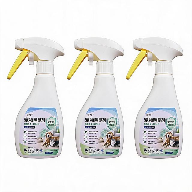 电商产品sku规格图，三瓶装宠物除臭剂，三瓶同款除臭剂并排摆放，白底背景，产品清晰展示，和原图产品外观保持一致
