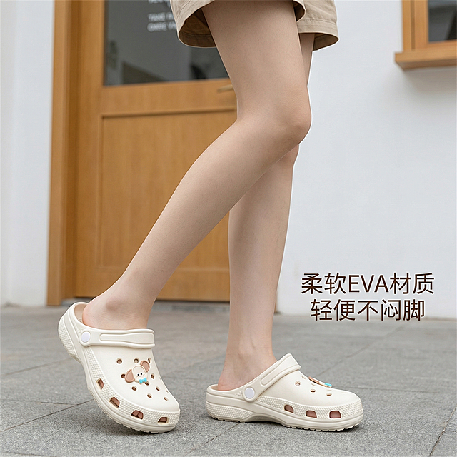 [主图 2] 女生上脚展示卡通洞洞鞋
[氛围风格] 日常休闲夏日风，原生生活感
[画面元素] 商业摄影质感、光线柔和通透、产品清晰真实、画面干净高级。年轻女生站在简约咖啡店门口，自然走动抓拍，展示脚上的奶白色洞洞鞋，保留鞋子原有的卡通装饰和款式设计，背景为浅棕色木质门和白色墙面，虚化背景突出鞋子。
[配色色系] 主色调：奶白色鞋子，辅助色：浅棕色背景，自然肤色
[视角构图] 中低角度平视，景深适中，鞋子主体清晰突出
[文字版式] 右侧负空间竖向排列卖点文字：“柔软EVA材质 轻便不闷脚”，深棕色细体字，不遮挡鞋子主体。
[比例分辨率] 1:1 比例，2k 分辨率；文字清晰可辨，超高清。
[负向提示词] 变形，水印，文字错乱，产品图模糊，背景杂乱，遮挡主体