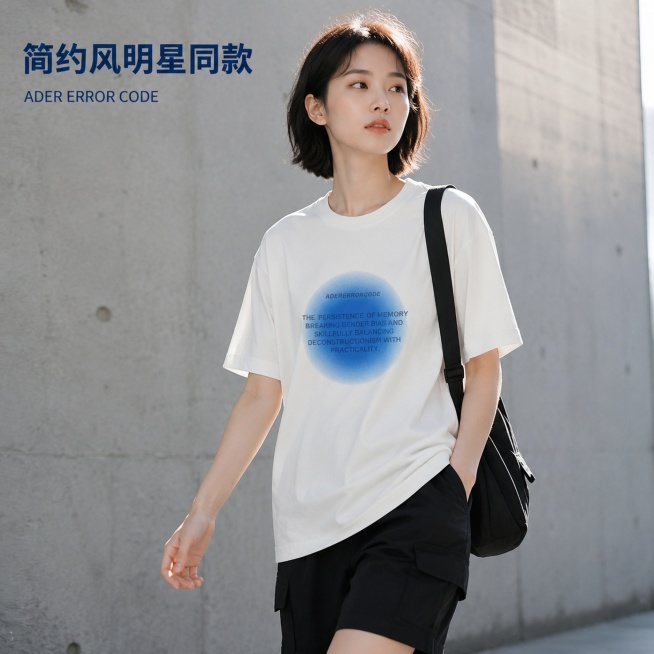 [主图-1] ADER ERROR CODE短袖T恤明星同款街头场景穿搭首图
[氛围风格] 简约氛围感街头风，生活化抓拍，松弛自然
[画质] 商业摄影质感，光线柔和通透，产品清晰真实，画面干净高级
[预览效果