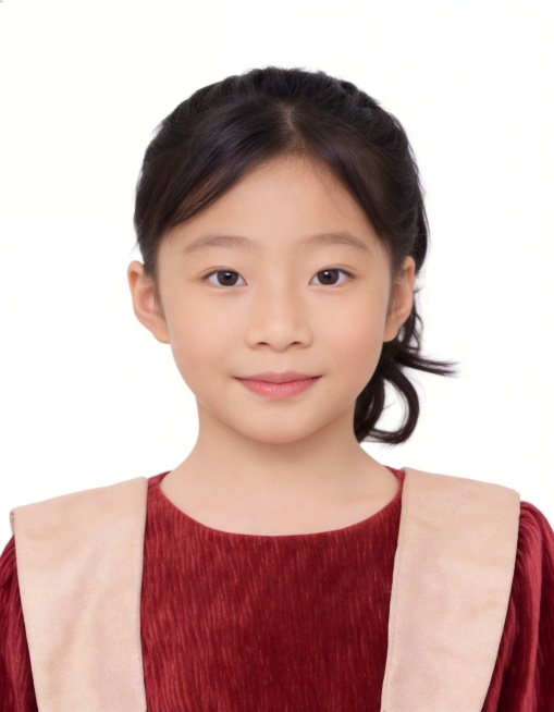 保留第一张图中人物发型､脸型､年龄特征生成标准样式纯正面儿童证件照;人物主体严格居中,头部大小与位置严格对齐第二张图,双肩水平平衡,面部中轴线对齐画面中心,正视前方;标准儿童证件照构图,人物绝对居中,预览效果