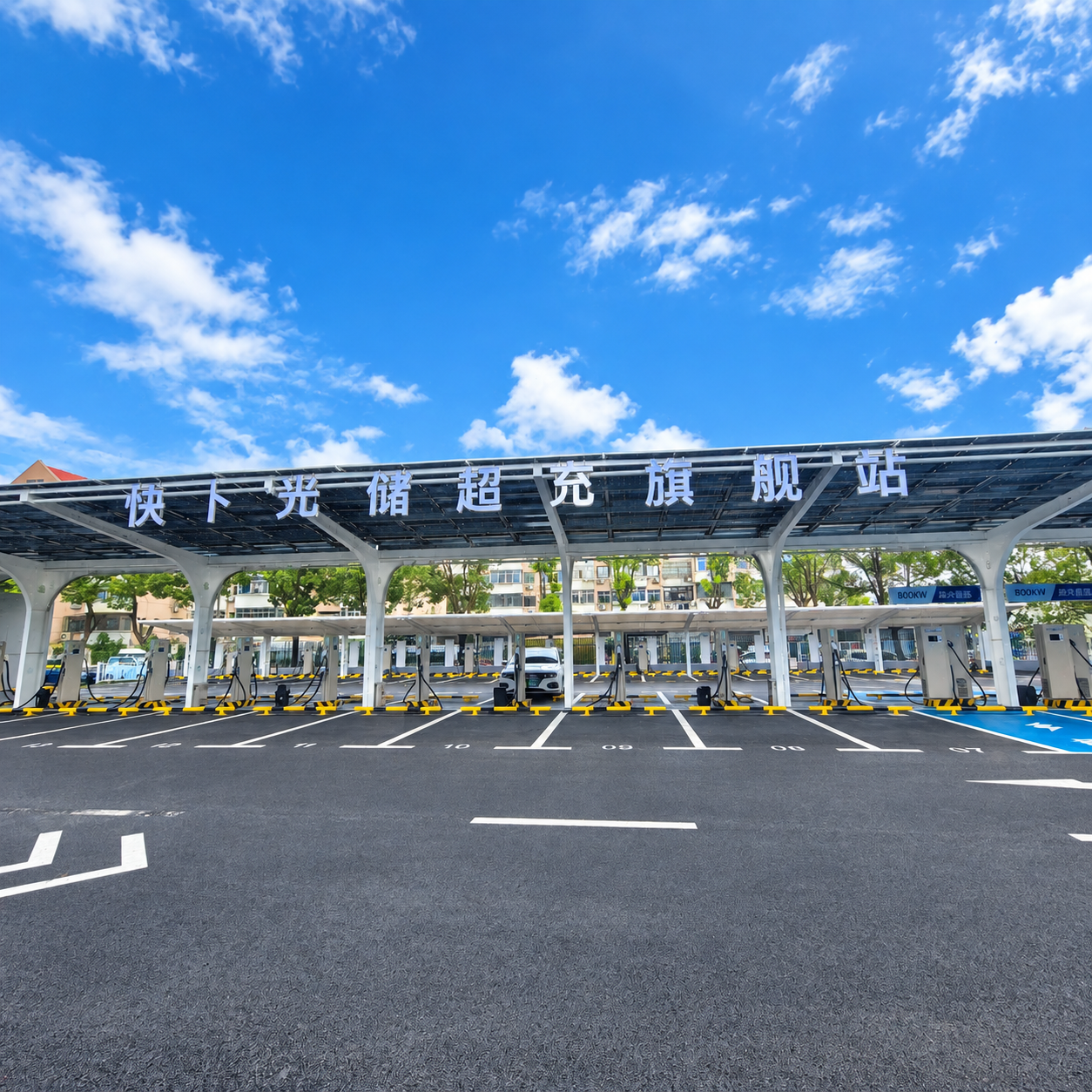 将天空调整为明亮的蓝色，整体画面色调提亮，优化图片对比度，使画… - 图片创意预览