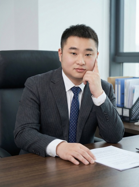  双手交叉抱胸站姿
单手托腮桌面坐姿
单手搭椅背侧身坐姿
胸前比OK手势站姿预览效果