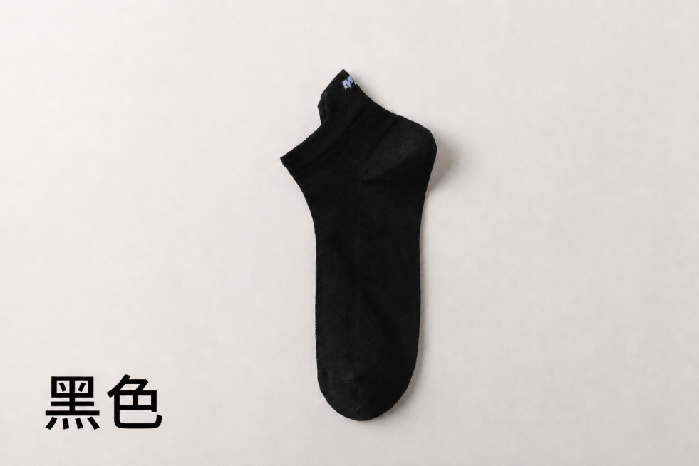 将图片左下角的'黑色'文字放大，放大一倍，保持黑色文字颜色不变，位置在左下角，不遮挡袜子主体，保持袜子本身颜色、材质、结构和背景不变，保持原有高清画质和光影效果预览效果