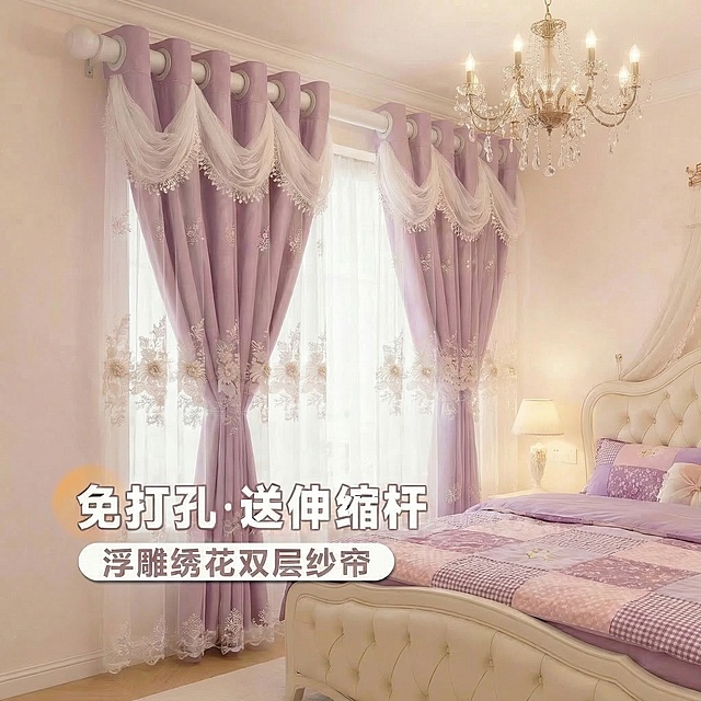 保留浅紫色浮雕绣花双层纱帘的面料、花纹、白色蕾丝帘头完全不变，保留文字「免打孔·送伸缩杆」「浮雕绣花双层纱帘」，切换为轻法式柔雾卧室场景，背景是奶白软包床、紫粉拼色床品、复古水晶吊灯，侧视角度，暖柔梦幻灯光，窗帘和文字完整呈现