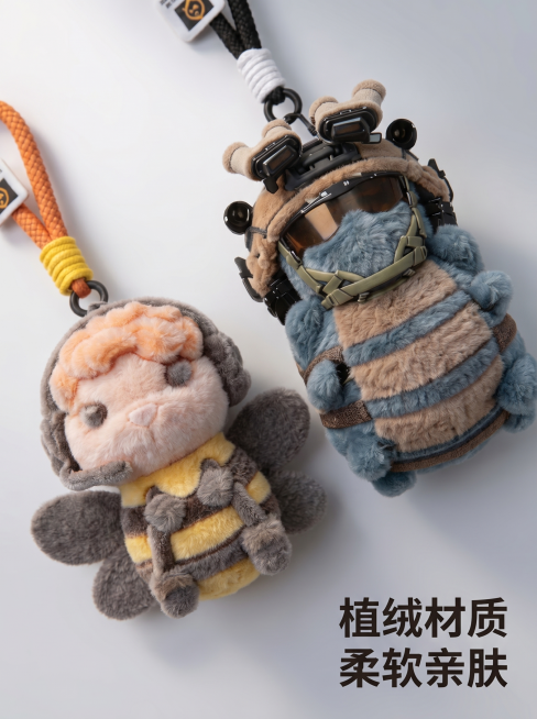 [主图 3] 三角洲行动植绒挂件材质展示图。[氛围风格]可爱舒适游戏风，治愈质感。[画质]商业摄影质感、光线柔和通透、产品清晰真实、画面干净高级。[元素]两款挂件分开展示，特写突出植绒绒毛表面，展示精预览效果