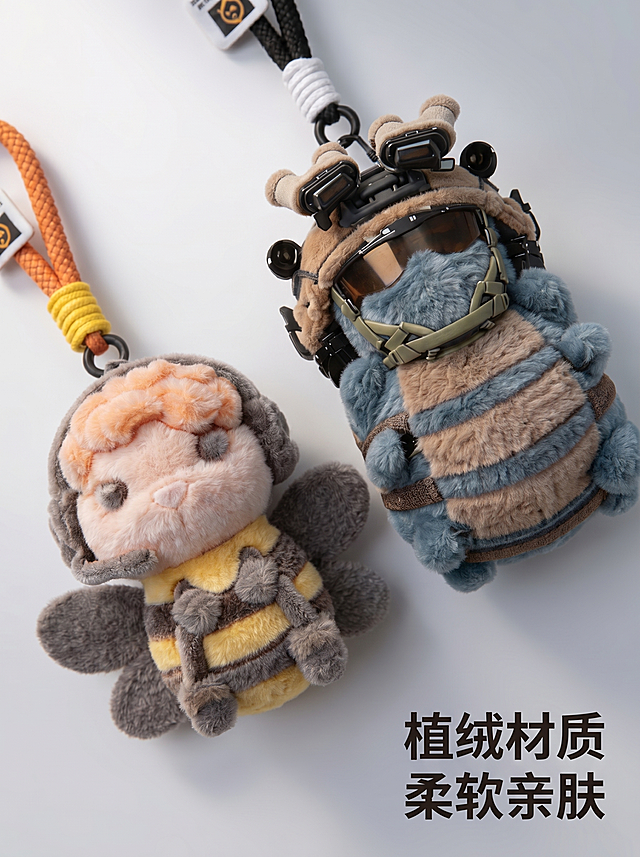 [主图 3] 三角洲行动植绒挂件材质展示图。[氛围风格]可爱舒适游戏风，治愈质感。[画质]商业摄影质感、光线柔和通透、产品清晰真实、画面干净高级。[元素]两款挂件分开展示，特写突出植绒绒毛表面，展示精致柔软的植绒工艺。保留原产品造型、颜色、材质完全一致，精细化处理无变形。浅灰色渐变背景，简洁干净。商品主体占比约75%，构图饱满不拥挤。[光影]柔光从上方照射，突出植绒蓬松柔软的触感，绒毛层次感清晰，阴影柔和不生硬。[配色]背景浅灰，产品本身色彩自然呈现，整体低饱和舒适耐看。[视角构图]俯视拍摄，整体展示产品表面质感。[文字版式]右下标注“植绒材质 柔软亲肤”深灰色小字，清晰不遮挡。[比例分辨率]3:4 比例，2k 分辨率；文字清晰锐利，画面超高清。[负向提示词]变形，水印，文字错乱，产品图模糊，背景杂乱，裁切主体。