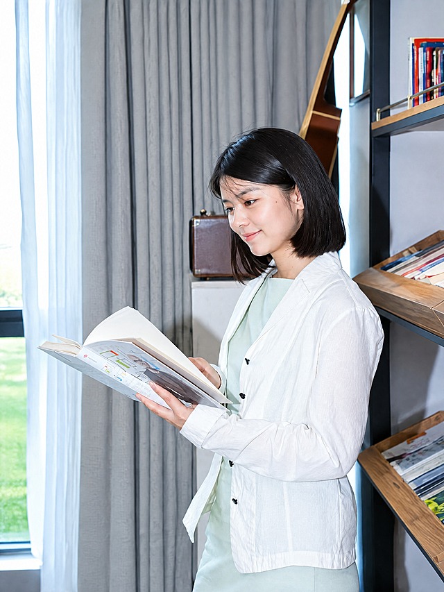 高清处理，提升画面清晰度和细节质感，保持人物五官不变，保持原图构图和内容不变