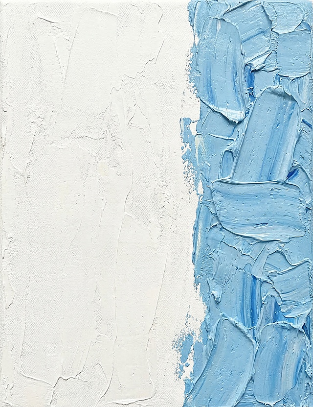 生成一张类似参考图风格的背景图，右侧是厚涂油画质感的浅蓝色颜料笔触，左侧大面积为浅白色留白，整体为简约抽象油画风格，保留厚重颜料的肌理感