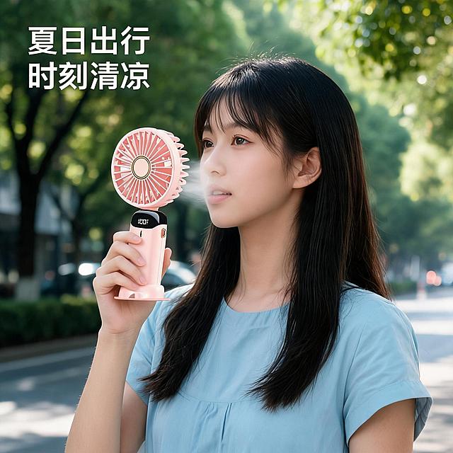 [主图-4] 可折叠数显小风扇户外使用场景图；
[氛围风格] 夏日出行真实氛围感；
[画质] 实景商业摄影质感，自然光线真实自然，产品清晰突出。
[元素] 年轻女生手持樱花粉色小风扇，在户外通勤路上使用，风扇对着面部送风，背景虚化的街道树荫，突出产品主体。女生穿着浅色系夏装，姿态自然。保持产品外观、物理结构、材质质感、颜色与输入产品图绝对一致，杜绝任何变形和色差。
[光影] 夏日自然光柔和明亮，产品主体受光均匀，背景自然虚化，氛围真实。
[配色] 整体绿色树荫搭配粉色产品，色调清新自然，夏日感十足。
[视角构图] 平视中景拍摄，产品手持位置为视觉中心，背景虚化突出主体。
[文字版式] 左上角文案夏日出行 时刻清凉，浅色文字叠在背景处，不遮挡人物和产品主体。
[比例分辨率] 1:1 比例，2K 分辨率；文字清晰锐利，画面超高清。
[负向提示词] 变形，水印，文字错乱，产品图模糊，背景杂乱，人物面部怪异。