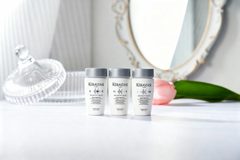 帮我把第二的产品图放在第一张的场景中，第二张的产品去掉预览效果