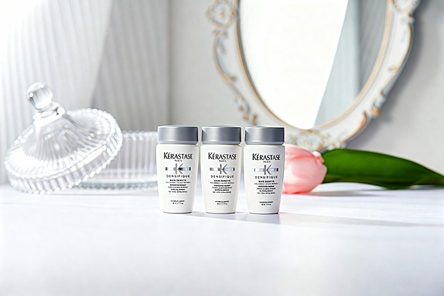 帮我把第二的产品图放在第一张的场景中，第二张的产品去掉