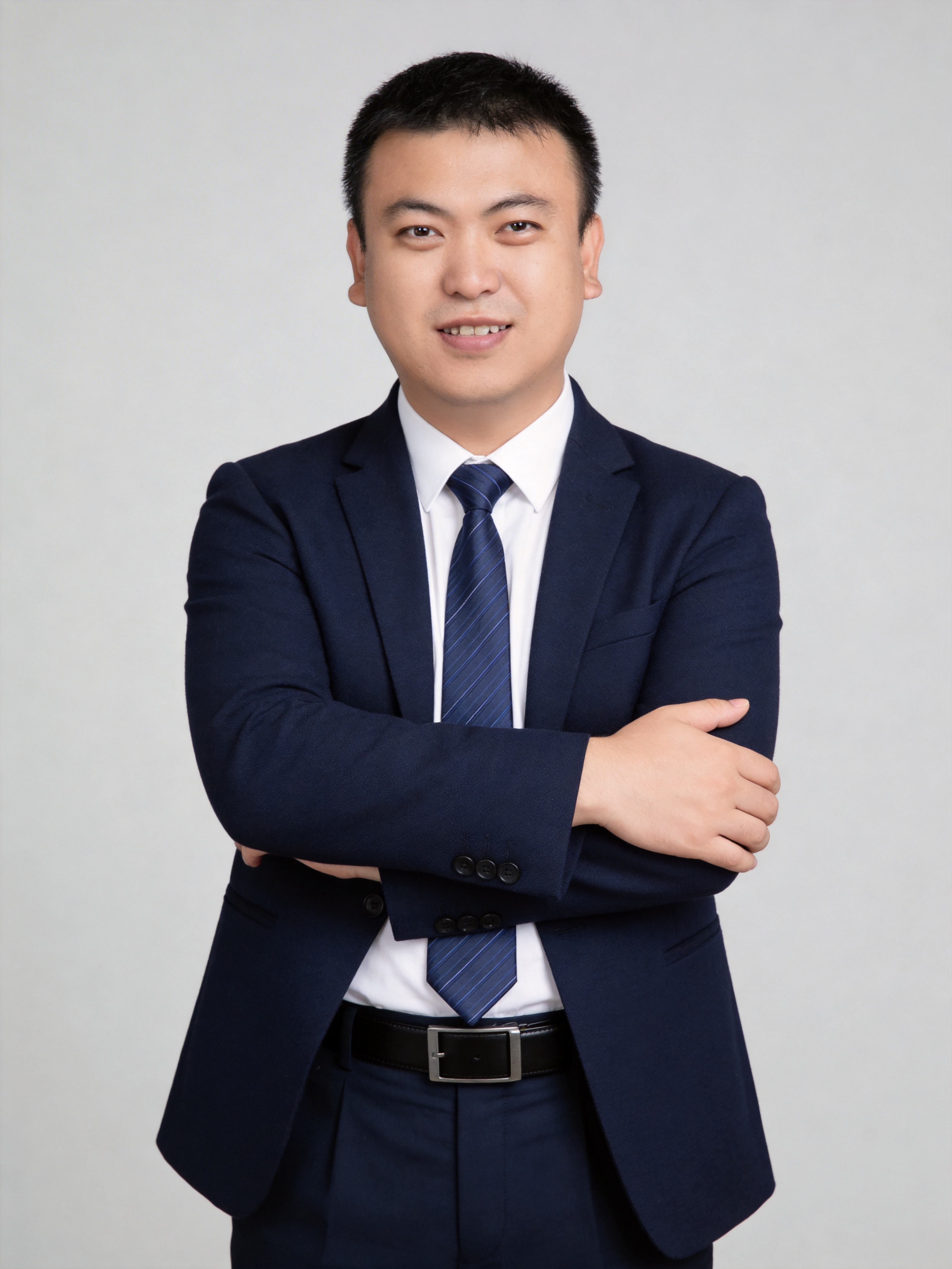 参考第一张图保留人物脸型､发型､年龄等特征生成职场形象照,参考… - 图片创意预览