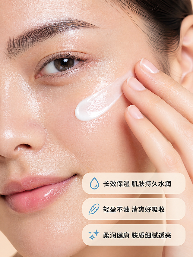 [商品] 使用【图4】脸部涂抹面霜的亚洲女性局部特写；保留人物手部动作和膏体涂抹状态，增强肌肤水光质感和膏体光泽。
[画面] 目标：真人效果展示，突出使用后肌肤水润状态。构图：人物脸部+手部占画面70%，手指正在脸颊涂抹白色面霜，膏体带水光感；右下角叠放3个圆角功效标签；背景为浅肤色渐变，柔和虚化。人物为亚洲女性，肌肤细腻有光泽，表情自然放松。
[视觉] 套系策略：风格=高级极简商业美妆摄影；标题字=现代无衬线粗黑体；正文字=简洁无衬线体；主色=纯净白+浅肤；背景延展=基于白肤做深浅渐变、柔焦虚化层次；强调色=雾霾蓝，仅用于小图标；标题色=深炭黑；正文色=中灰；组件=圆角浅米色信息卡、线条图标；光影=正面柔光，肌肤有自然高光。
[文字] 右下3个圆角横条卖点卡（浅米色底）：「💧 长效保湿 肌肤持久水润」「🪶 轻盈不油 清爽好吸收」「✨ 柔润健康 肤质细腻透亮」，文字横向排版，不遮挡脸部主要区域。
[规格] 图片比例3:4竖版，4K分辨率，负向：变形、错字、文字过小、欧美面孔、冷蓝调、过度磨皮、不自然。