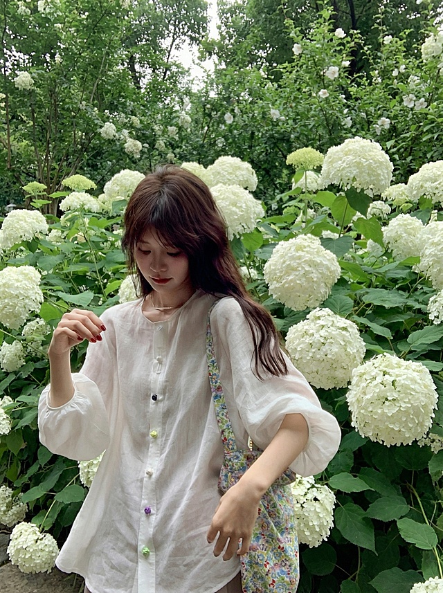 帮我把这张图换好看的背景，人物不变