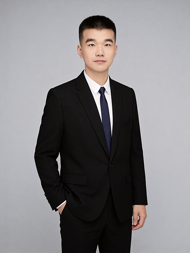 参考图生成新媒体讲师全身形象照，保留原人物脸型发型，保持黑色西装白衬衫深蓝色领带，单手插兜站姿，冷灰纯色背景，去除所有配饰，专业年轻气质，高清写实