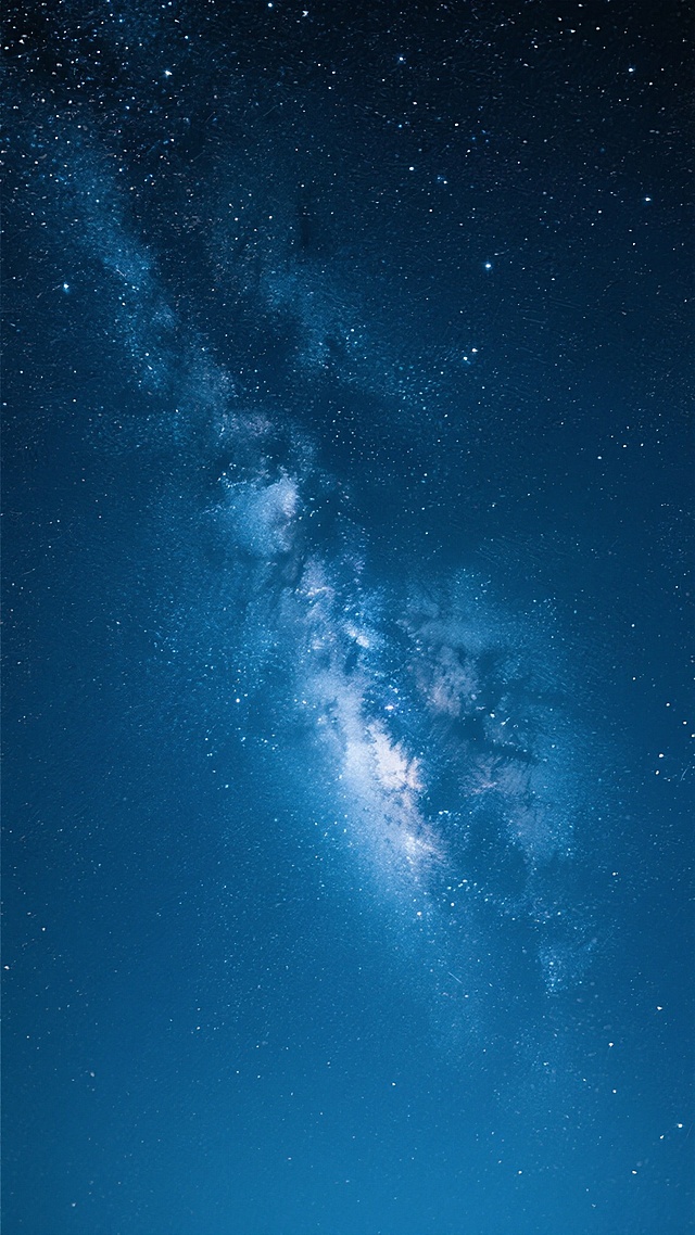 深邃渐变的深蓝色夜空背景，无数闪烁的白色星星点缀其间，中央偏上位置有一条明亮的乳白色银河带蜿蜒流淌，呈现出清晰的星云纹理和层次感，整体画面宁静而神秘，具有写实的星空摄影质感，光源来自遥远的星光，光线柔和地照亮银河区域，营造出浩瀚宇宙的静谧氛围。
